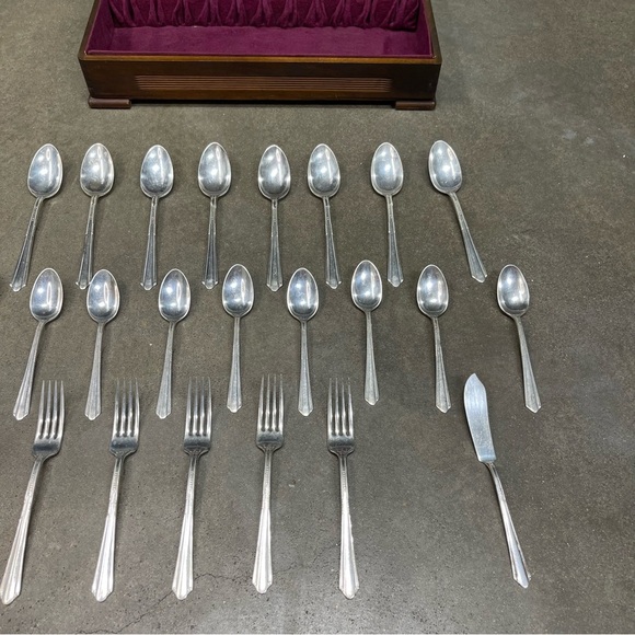 Vintage 1939 Holmes & Edwards Silverplate Inlaid Flatware Set Art Deco - Picture 4 of 11